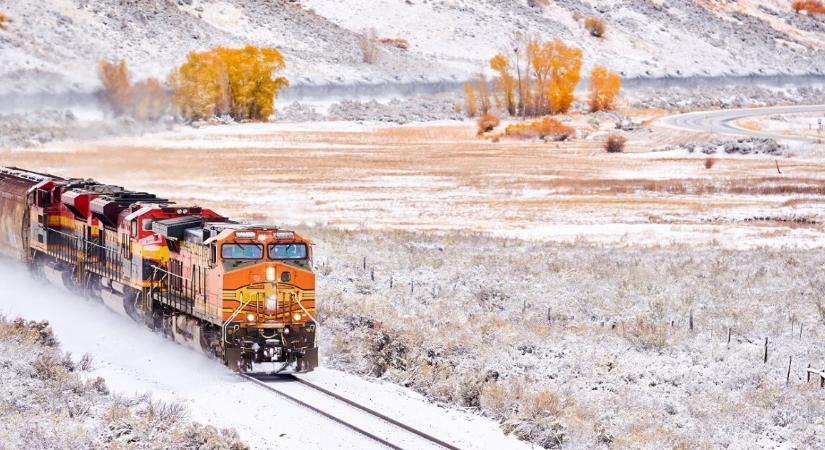 Vonat csapódott egy kamionba, a sofőr az utolsó pillanatban menekült ki