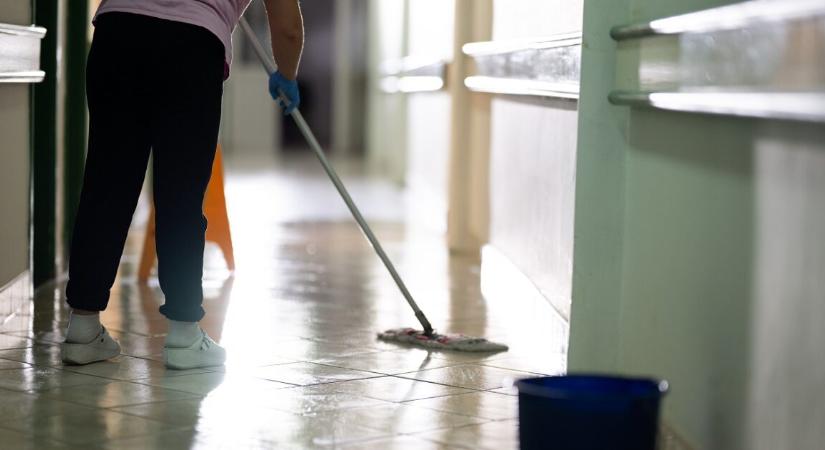 Perli a kórházat egy apa, miután 27 napos kislánya kiesett az intenzív osztályon a kórházi ágyból