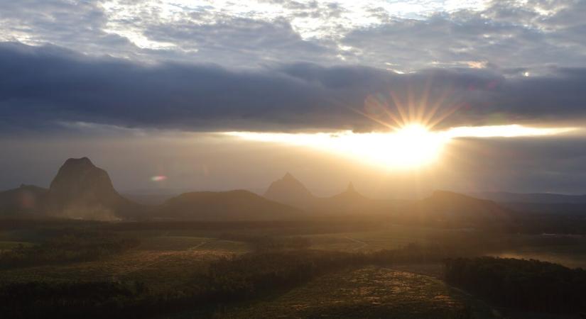 Négy órán át úszott egy 13 éves fiú, hogy megmentse édesanyját és testvéreit