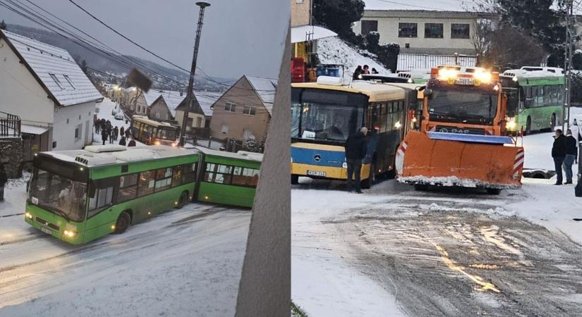 Teljes a káosz Pécsen: keresztül-kasul állnak a buszok, több járat kiesett (FOTÓK)