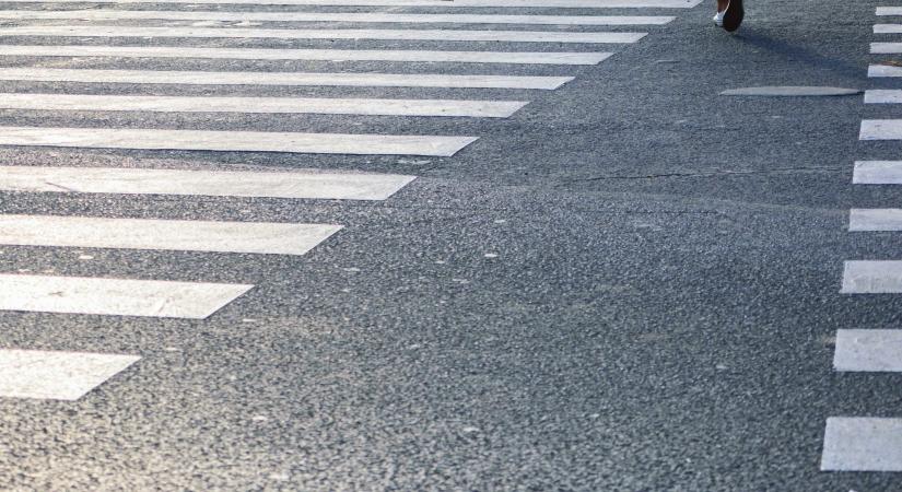 A járdán üldözte autójával a gyalogosan haladó haragosát egy nő