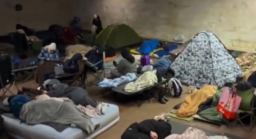 Szívszorító jelenetek: a metróban töltik az éjszakát az ukránok, amíg orosz rakéták támadják az országot