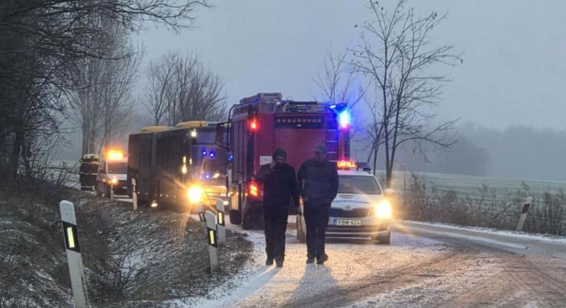 Vigyázat! Busz és egy autó csattant egymásnak Fehérvár szomszédságában (helyszíni fotók)