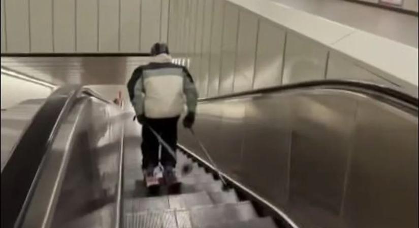 Videón, ahogy a frászt hozta egy férfi a közlekedési vállalatra: síléceken száguldott le a metróban
