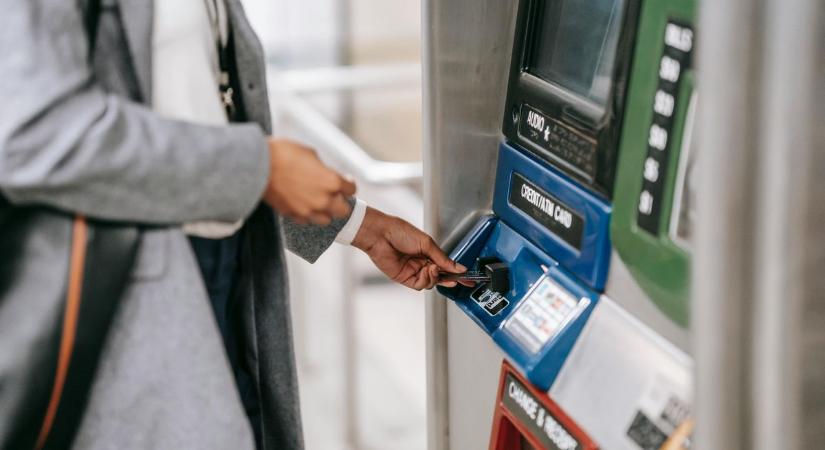 Egy hiba, és bukod az ingyenes készpénzfelvételt – sokan csak az ATM-nél szembesülnek vele