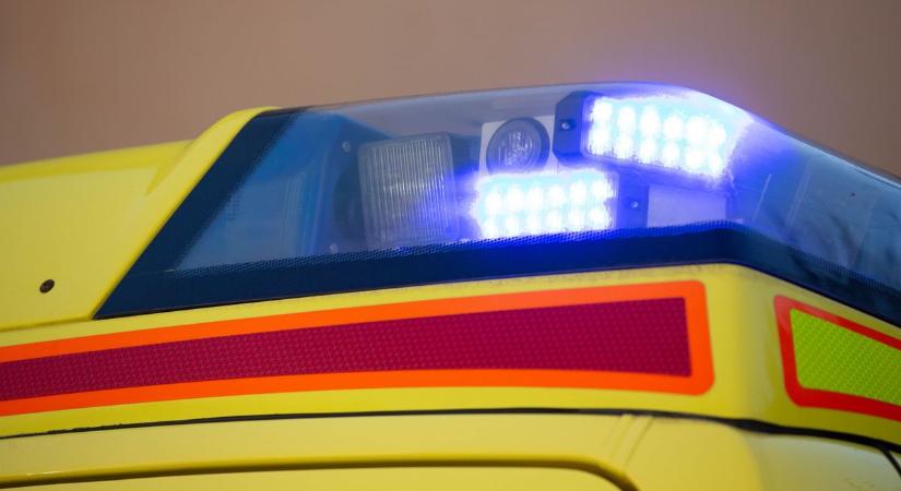 Három autó karambolozott a zalai városban, teljes az útzár, mentő a helyszínen!