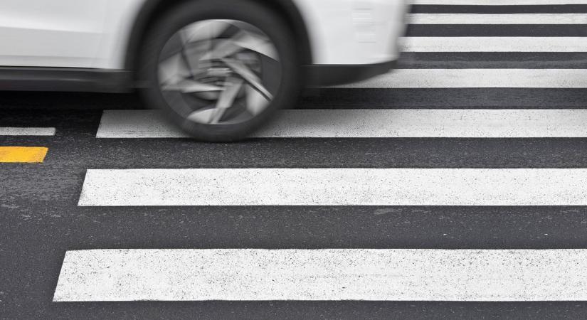 Veszélyes cicaharc - A járdán üldözte autójával haragosát egy nő Győrben