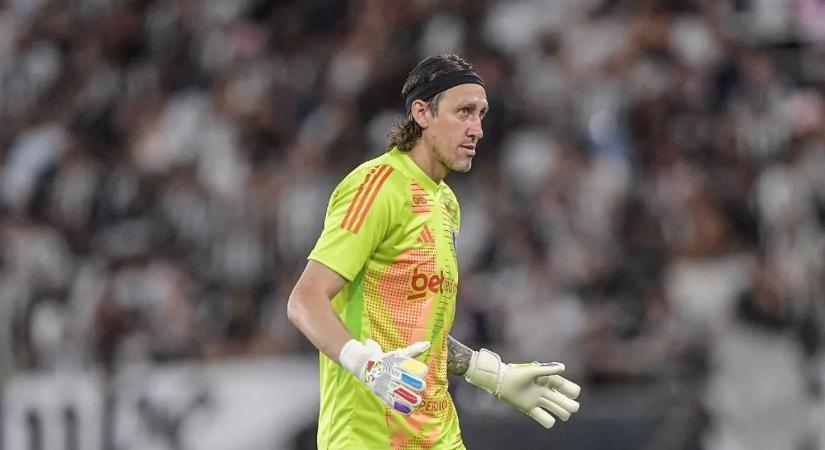 Látott már ilyet? Vécére kellett mennie a kapusnak, percekig állt a meccs – videó