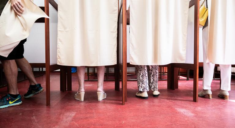 21 Kutatóközpont: Nőtt a Tisza és a Fidesz támogatottsága is, a különbség azonban még mindig jelentős