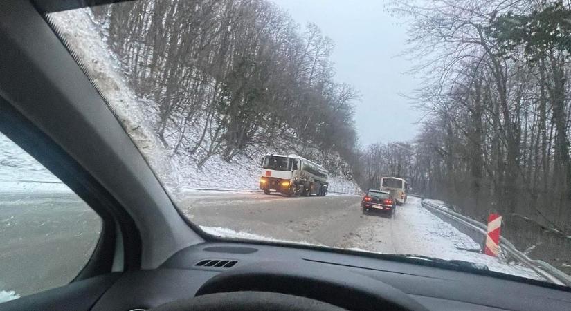 Durva reggel: Elakadt egy kamion a Mecsekben (FOTÓ)
