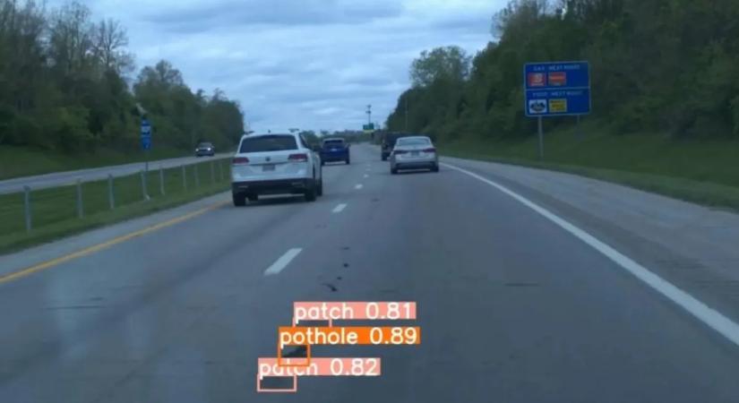 Maguktól jelenthetik a kátyúkat az autók