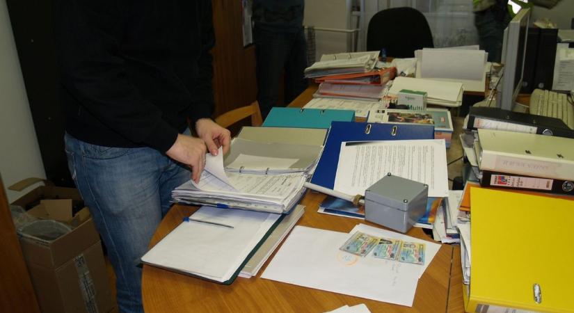 Úgy cserélgették a strómanokat a számlagyárban, mint más az alsóneműjét