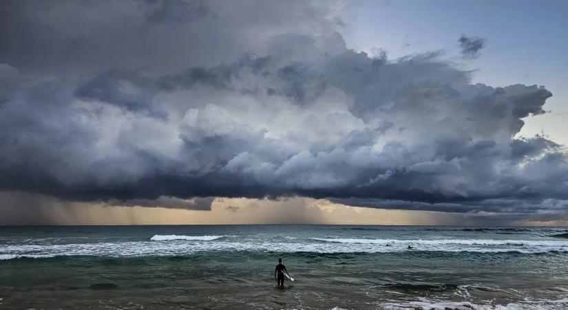 Négy órát úszott a viharos tengerben egy 13 éves fiú, hogy megmentse családját Ausztráliában