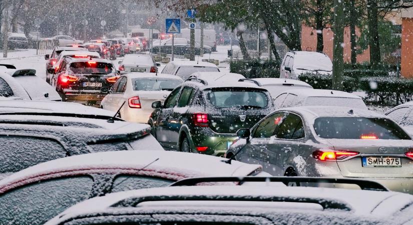 Csúszós utak, riasztás, havazás – újra bekeményített a tél Fejérben (fotókkal)