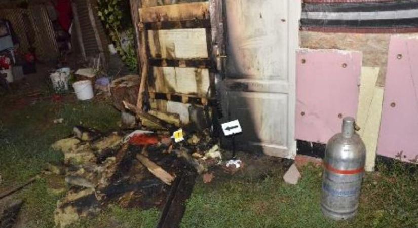 Benzinnel gyújtotta fel testvére lakrészét, majd leült nézni a lángokat