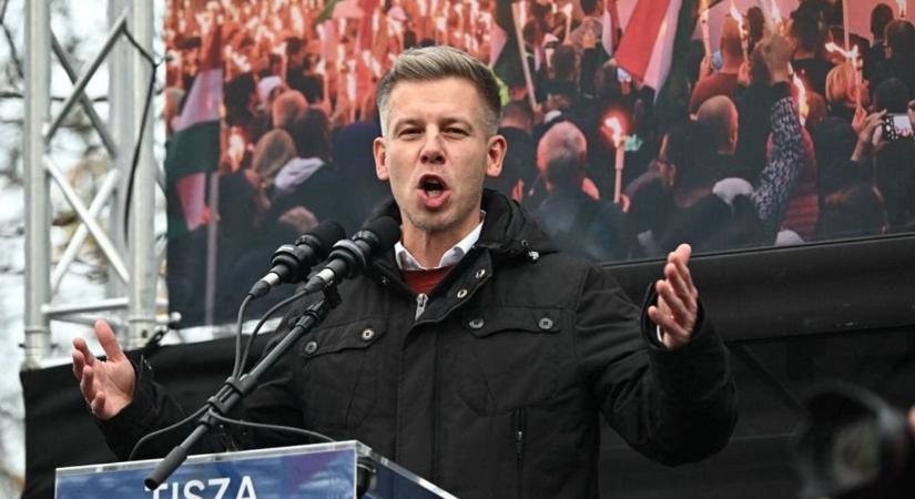 Ordít és vicsorog a tiszás falka, hogy takarodjon mindenki Szent Péter útjából