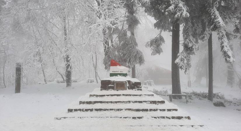 Hólepel borítja Magyarország tetejét: Kékestető télen