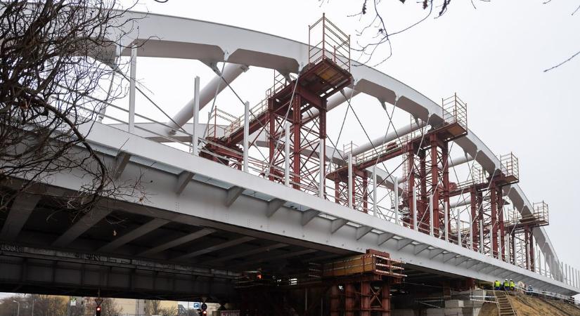 Különleges fotókon a Déli körvasút építése: egy újabb híd került a helyére