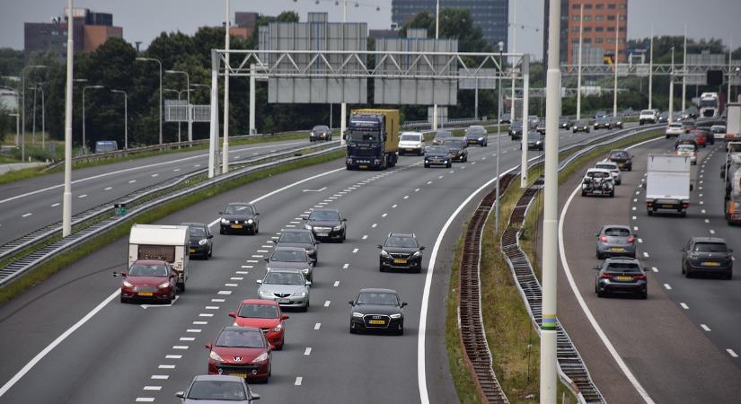 Sok a baj az új KRESZ-szel, tovább csúszhat a bevezetése