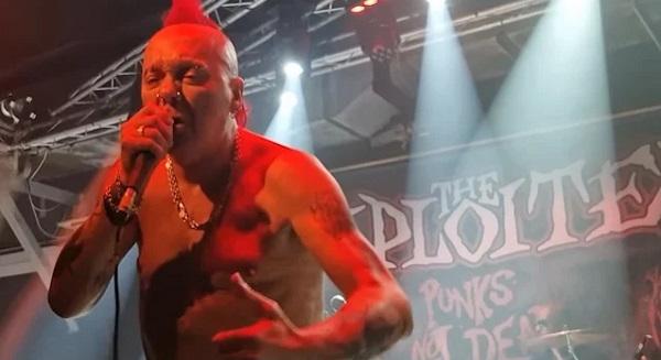 Megint összeesett a színpadon a The Exploited frontembere