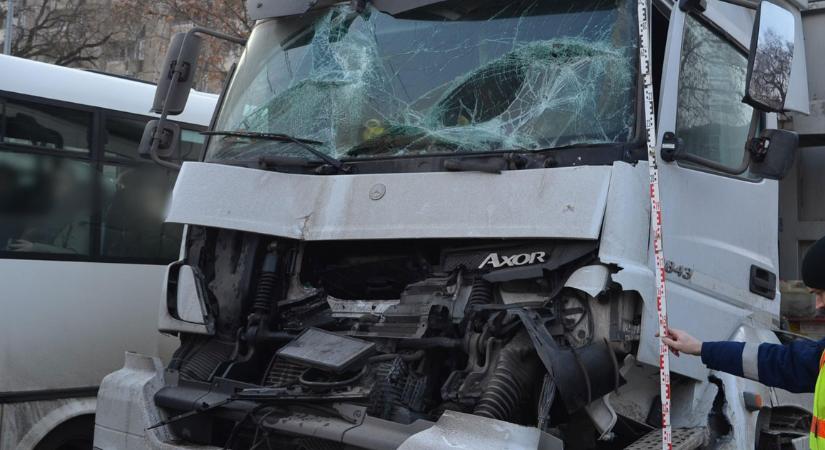 Megszökött a perui kamionos, aki súlyos balesetet okozott Hajdúnánáson