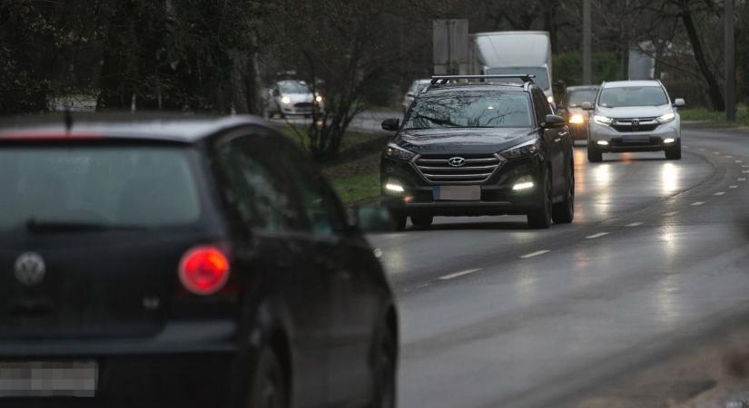 Felkapcsolni vagy sem? Új KRESZ szabályhoz kell hozzászoknunk
