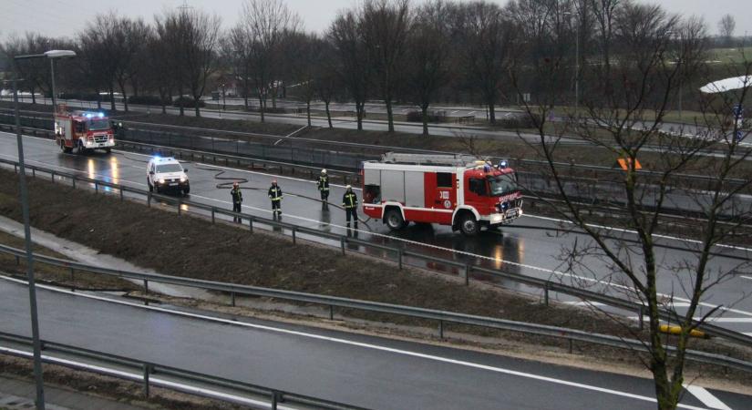Tovább gyűrűzik a jeges pokol: árokban az autók az M6-oson