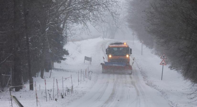 Havazás: dugók az autópályákon, késnek a Volán-járatok, buszmegállókat helyeztek át