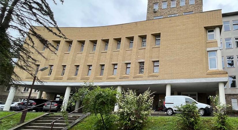 Látogatási tilalmat rendeltek el a PTE Klinikai Központ szervezeti egységeiben