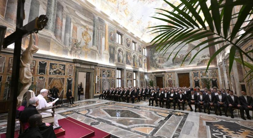Szilárd hit, lelkiség, stílus – a Szentatya köszöntötte a pápai fogadások világi kamarásait