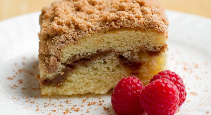 Omlós tejfölös süti: vajas, fahéjas morzsa roppan a tetején