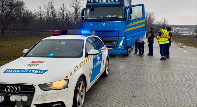 Szétcsaptak a trükköző kamionosok között az M5-ösön