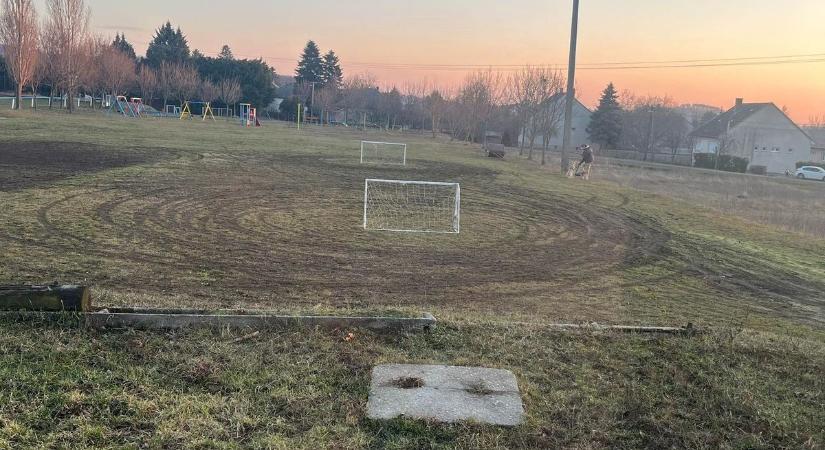 Rongálás: driftversenyt rendezett valaki a baranyai csapat futballpályáján