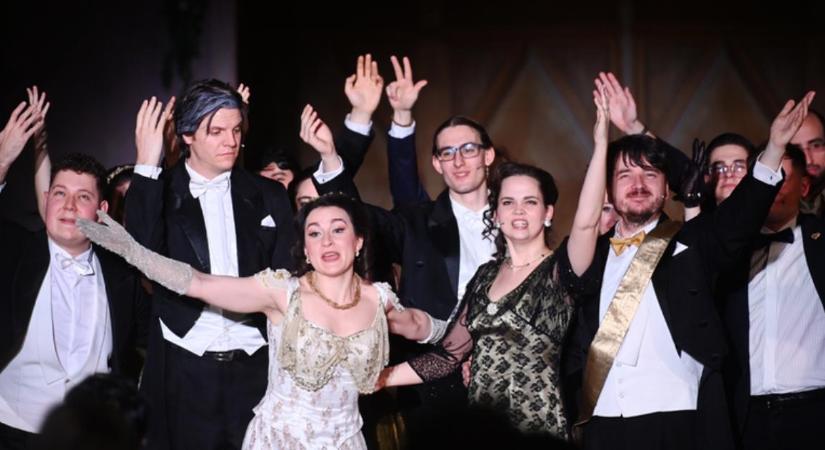 Operettsiker a Debreceni Egyetemen: vastapssal ünnepelte a közönség A víg özvegyet