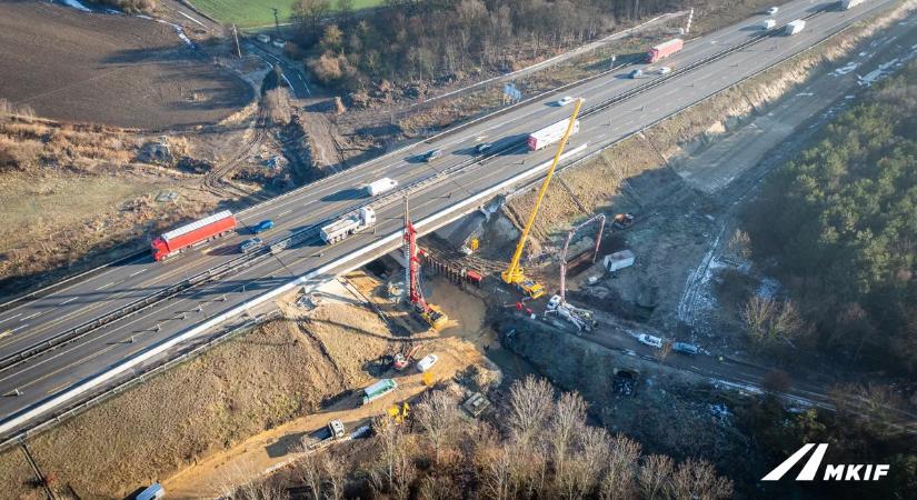 Látványos, éjszakai videón az M1-es sztrádán zajló építkezés