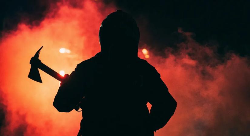 Kigyulladt a fővárosi piac, nagy erőkkel vonultak ki a tűzoltók