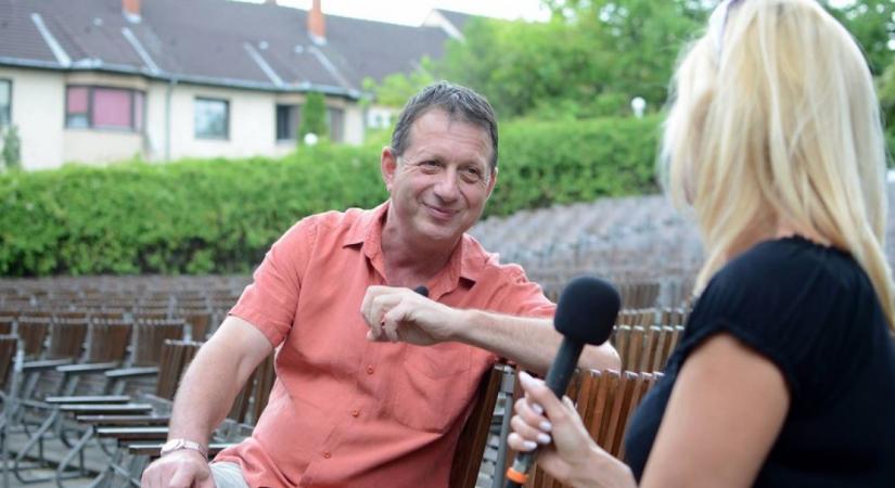 Zenés színházi est a rendszerváltás kérdéseiről – Premier a KuglerArt Szalonban Schlanger Andrással