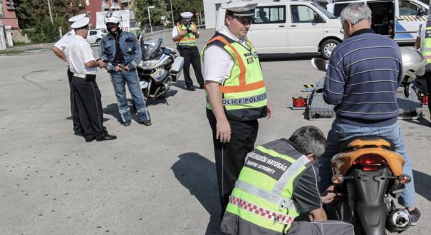 Új KRESZ: a szakértő szerint „korrigálják a motorok járdán parkolását”