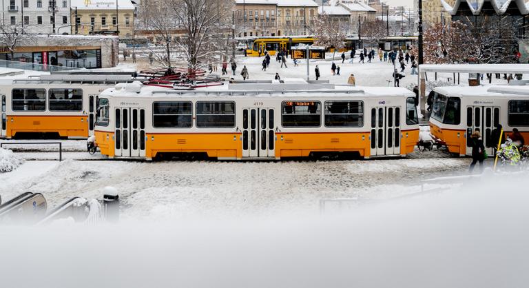 Kilométeres dugók, késő buszok, áthelyezett megállók – megbénította a havazás a közlekedést és a helyzet tovább romolhat