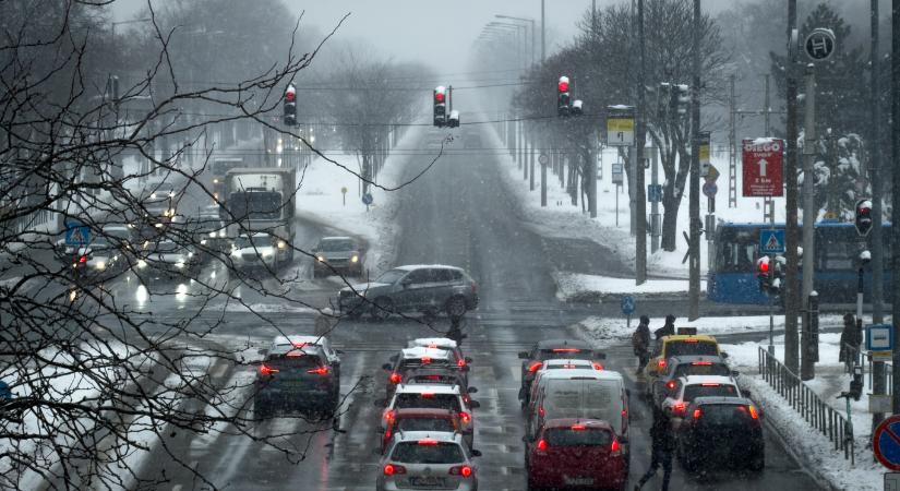 A havazás több helyen is lassította a közlekedést, Kelenföldön váltóállítási nehézségek akadtak