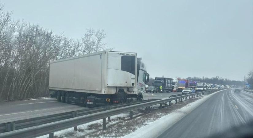 Lezárták az M7-es autópályát Budapest felé, kifolyt az üzemanyag