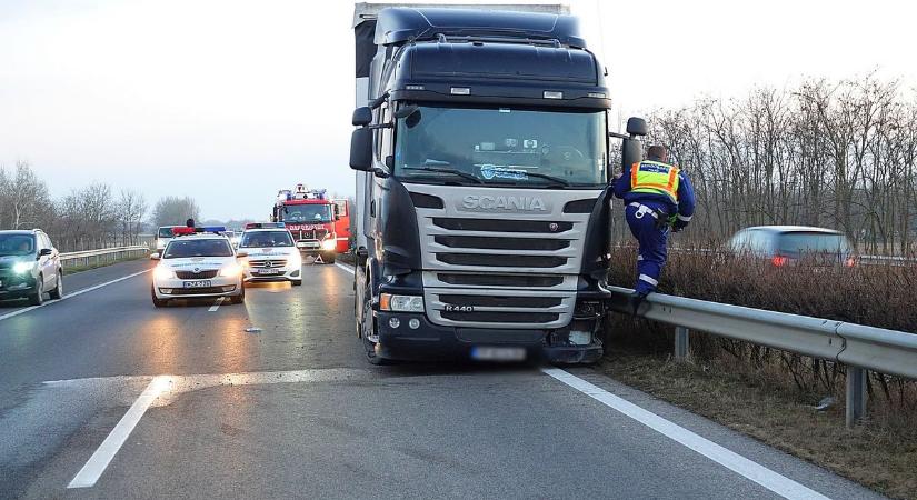 Teljesen lezárták az M7-est, keresztbe fordult egy kamion Siófoknál