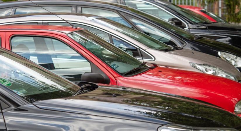 Fővárosi használtautó-kereskedésre csapott le a NAV, járművek tömegét foglalták le