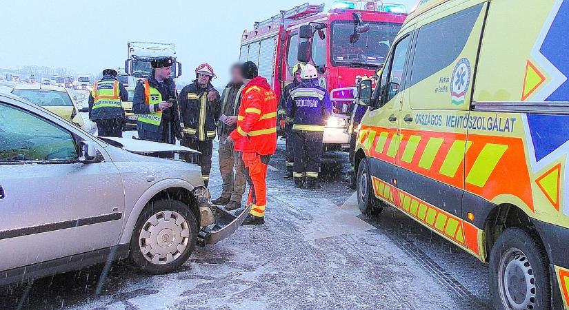 Horrorhétfő: több baleset, lángok és mérgező gáz egyetlen nap alatt