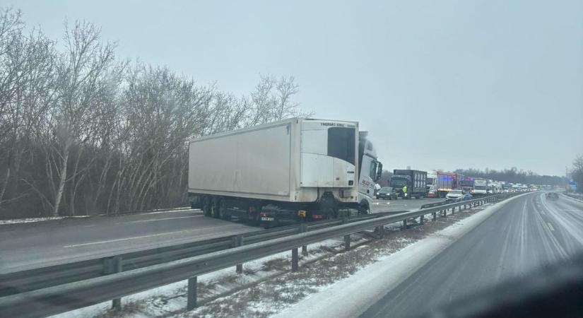 Úton lévők, figyelem: keresztbe állt egy kamion az M7-esen, elzárja az utat, az üzemanyag is folyik belőle