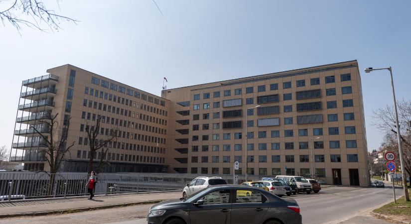 Influenza-járvány: Látogatási tilalmat rendeltek el a pécsi klinikákon