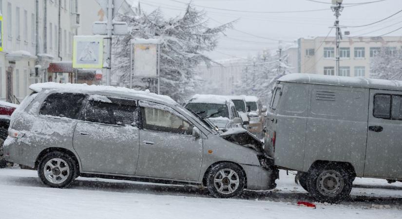 Újabb buszbaleset borzolja a kedélyeket, közel tucatnyi utast érintett