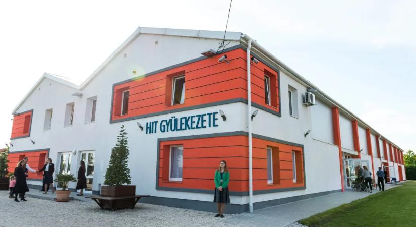 Bitcoinos és dubaji ingatlanos befektetéseket ígért a híveknek a Hit Gyülekezete egri lelkésze, felfüggesztették