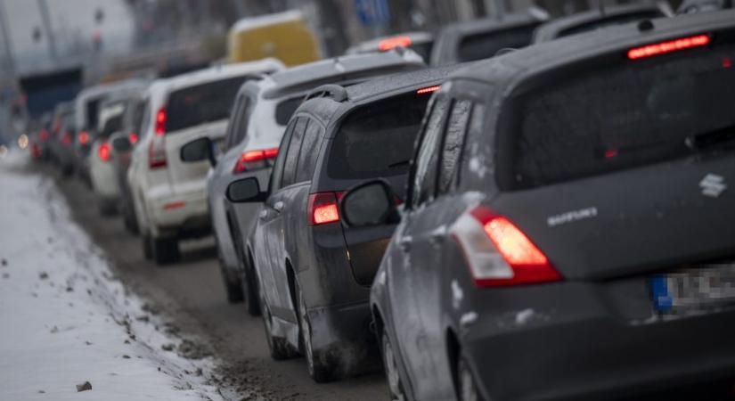 Kimaradt buszjáratok, keresztbe fordult kamion – országszerte ónos eső nehezíti a közlekedést