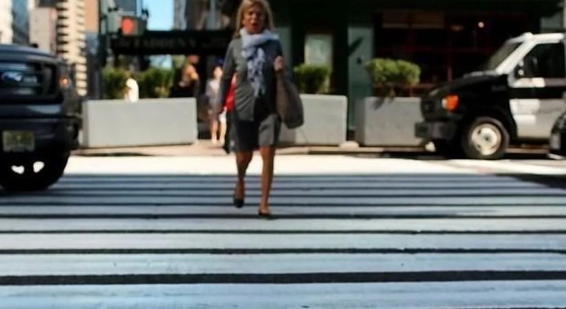 Ez nagyon durva: a zebrán, majd a járdán akarta levadászni haragosát a bepöccent győri nő